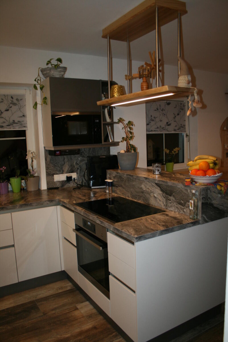 weiße Küche mit grauer Steinplatte